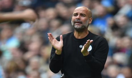 Manajer Manchester City Pep Guardiola bereaksi selama pertandingan sepak bola Liga Premier Inggris antara Manchester City dan Burnley di Manchester, Inggris, 16 Oktober 2021.