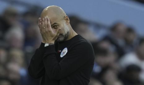 Manajer Manchester City Pep Guardiola bereaksi selama pertandingan sepak bola Liga Premier Inggris antara Manchester City dan Crystal Palace di Manchester, Inggris, 30 Oktober 2021.