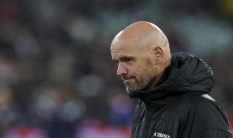 Manajer Manchester United Erik ten Hag bereaksi saat dia berjalan ke lapangan menjelang pertandingan sepak bola antara Manchester United dan Melbourne Victory di Melbourne Cricket Ground, Australia, pada 15 Juli 2022. 