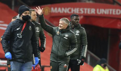 Pelatih Manchester United Ole Gunnar Solskjaer melambai ke arah kotak direktur saat ia berjalan ke area teknis menjelang pertandingan sepak bola Liga Primer Inggris antara Manchester United dan Aston Villa di Old Trafford di kota Manchester, Inggris, Jumat, 1 Januari 2021.