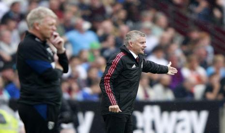 Manajer Manchester United Ole Gunnar Solskjaer menginstruksikan para pemainnya selama pertandingan sepak bola Liga Premier Inggris antara West Ham United dan Manchester United di Stadion London di London, Inggris, Minggu, 19 September 2021.