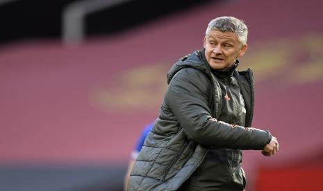 Manajer Manchester United Ole Gunnar Solskjaer meninggalkan lapangan setelah pertandingan sepak bola Liga Utama Inggris antara Manchester United dan Leicester City, di stadion Old Trafford di Manchester, Inggris, Selasa, 11 Mei 2021.