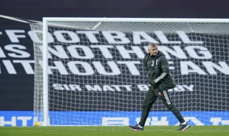 Manajer Manchester United Ole Gunnar Solskjaer meninggalkan lapangan setelah pertandingan sepak bola Liga Utama Inggris antara Manchester United dan Leicester City, di stadion Old Trafford di Manchester, Inggris, Selasa, 11 Mei 2021.