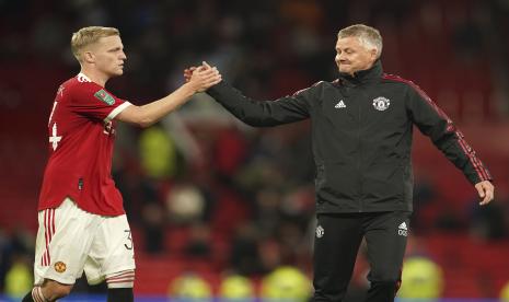 Pelatih Manchester United Ole Gunnar Solskjaer menyapa Donny van der Beek di akhir sebuah pertandingan sepak bola.