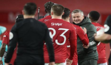 Manajer Manchester United Ole Gunnar Solskjaer merayakan kemenangan bersama anak asuhnya saat melawan Liverpool di Putaran Keempat Piala FA