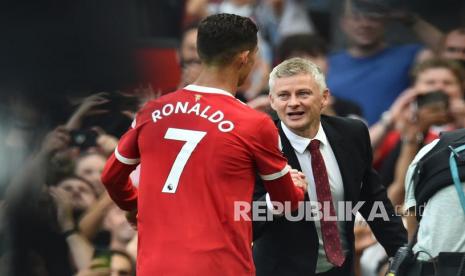 Manajer Manchester United Ole Gunner Solskjaer (kanan) menyapa pemain Manchester United Cristiano Ronaldo di akhir pertandingan sepak bola Liga Inggris antara Manchester United dan Newcastle United di Manchester, Inggris,Sabtu (11/9).