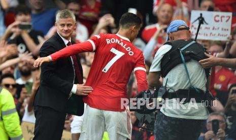 Ole Gunner Solskjaer (kiri) menyapa Cristiano Ronaldo saat masih sama-sama membela MU