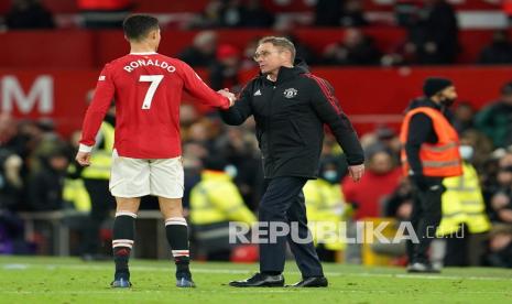 Manajer Manchester United Ralf Rangnick berjabat tangan dengan pemain Manchester United Cristiano Ronaldo pada akhir pertandingan sepak bola Liga Inggris antara Manchester United dan Crystal Palace di stadion Old Trafford di Manchester, Inggris, Ahad (5/12). 