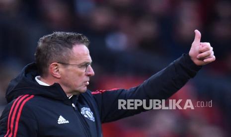 Pelatih Manchester United (MU) Ralf Rangnick memberi isyarat dalam laga debutnya menukangi MU melawan Crystal Palace di Liga Primer Inggris, Ahad (5/12). Rangnick mencatatkan kemenangan dalam debutnya setelah MU membungkam palace 1-0 di Old Trafford.