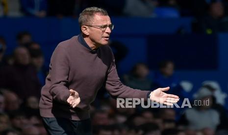 Pelatih Manchester United Ralf Rangnick memberi isyarat saat pertandingan sepak bola Liga Primer Inggris antara Everton dan Manchester United di Goodison Park, di Liverpool, Inggris, Sabtu, 9 April 2022.