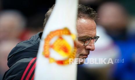  Pelatih Manchester United Ralf Rangnick meninggalkan lapangan saat turun minum saat pertandingan sepak bola Liga Inggris antara Manchester United dan Crystal Palace di Old Trafford di Manchester, Inggris,  Ahad (5/12). 