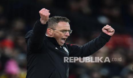 Pelatih Manchester United Ralf Rangnick merayakan setelah pertandingan sepak bola Liga Primer Inggris antara Manchester United dan Crystal Palace di Manchester, Inggris, Ahad (5/12). 