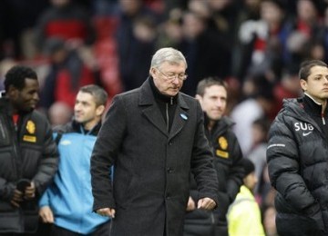 Manajer Manchester United, Sir Alex Ferguson (tengah), berjalan lesu usai skuadnya kalah 2-3 dari Blackburn Rovers di laga Liga Primer Inggris di Old Trafford, Manchester, Sabtu (31/12).