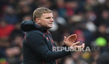 Pelatih Newcastle Eddie Howe bertepuk tangan saat pertandingan Liga Primer Inggris.