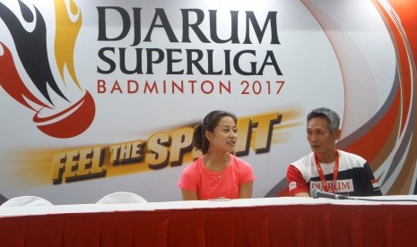 Manajer PB Djarum Kudus, Fung Permadi (kanan) dan pemain Cina yang disewa PB Djarum, Ma Jin (kiri).