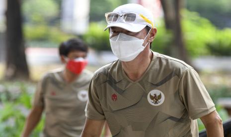 Manajer pelatih tim nasional Indonesia Shin Tae-yong tiba di Stadion Madya, Kompleks Gelora Bung Karno, Senayan, Jakarta, Jumat (7/8/2020). Shin Tae-yong memimpin langsung jalannya latihan perdana tim nasional senior dan U-19 pada masa pandemi COVID-19 dengan menerapkan protokol kesehatan. 