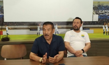 Manajer Persib Bandung, Umuh Muchtar (kiri) dan General Coordinator Panpel Pertandingan Persib, Budi Bram Rachman (kanan) di Graha Persib, Jalan Sulanjana, Kota Bandung, Kamis (26/9). 