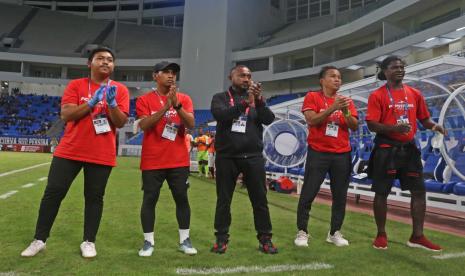 Manajer Persipura Yan Mandenas (tengah).