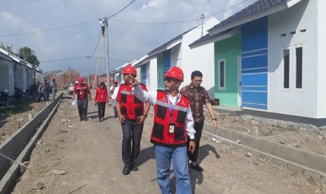 Manajer PLN Area Mataram, Chaidar Syaifullah (kanan) dalam peresmian program pemyambungan listrik serentak se-Lombok di Perumahan Grand Muslim 2, Desa Terong Tawah, Kecamatan Labuapi, Lombok Barat, Selasa (17/4).