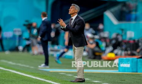 Pelatih Polandia Paulo Sousa memberikan instruksi kepada para pemain selama pertandingan Grup E Euro 2020 antara Polandia dan Slovakia diSstadion Saint Petersburg di St. Petersburg, Senin (14/6).