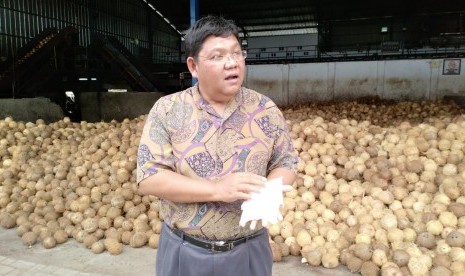 Manajer Quality Control PT Royal Coconut Marwan Tjepuh, memegan sampel produk tepung kelapa. (Foto: Agus Yulianto/Republika)