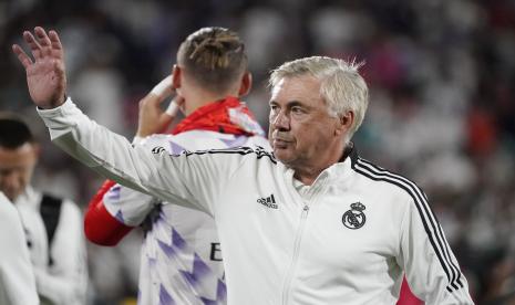  Manajer Real Madrid Carlo Ancelotti melambai kepada para penggemar setelah pertandingan persahabatan tim melawan Juventus pada Sabtu, 30 Juli 2022, di Pasadena, California .