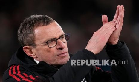 Pelatih Manchester United Ralf Rangnick bertepuk tangan di akhir pertandingan sepak bola Liga Inggris, di Stadion Old Trafford, Sabtu (22/1/2022) malam WIB. Man United menang 1-0 atas West Ham United.