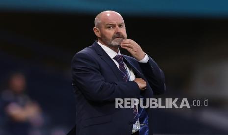 Manajer Skotlandia Steve Clarke bereaksi pada pertandingan grup D kejuaraan sepak bola Euro 2020 antara Kroasia dan Skotlandia di stadion Hampden Park di Glasgow,  Rabu (23/6) dini hari WIB.