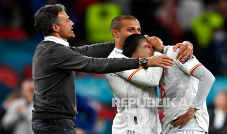 Pelatih timnas Spanyol Luis Enrique (kiri) menghibur Thiago Spanyol (tengah) dan Pedri pada pertandingan semifinal kejuaraan sepak bola Euro 2020 antara Italia dan Spanyol di Stadion Wembley di London, Inggris, Rabu (7/7) dini hari WIB.