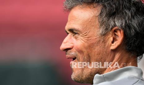 Manajer Spanyol Luis Enrique mengawasi para pemainnya selama sesi latihan tim di stadion Parken di Kopenhagen, Denmark, Ahad (27/6) sehari sebelum pertandingan babak 16 besar kejuaraan sepak bola Euro 2020 antara Kroasia dan Spanyol. 