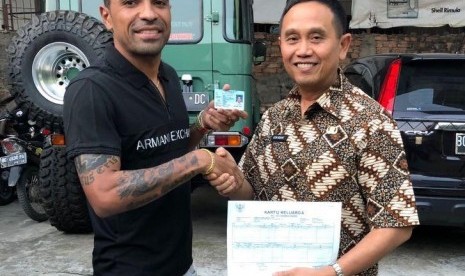 Manajer Sriwijaya FC Ucok Hidayat bersama Alberto Goncalves (kiri)menunjukan Kartu Tanda Penduduk (KTP) dan Kartu Keluarga (KK) sebagai WNI yang berdomisili Palembang. 