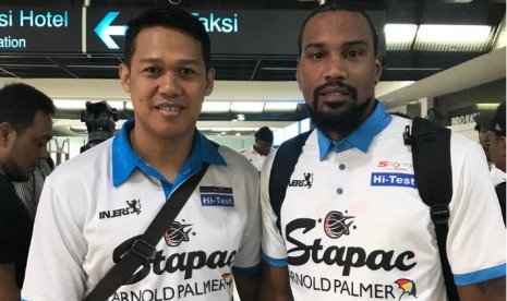 Manajer Stapac Gagan Rachmat (kiri) bersama pemain asing Jordin Mayes.