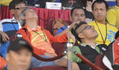 Manajer Tim Piala Sudirman Indonesia, Rexy Mainaky (kanan atas), ketika menyaksikan babak penyisihan tim Piala Sudirman Cina lawan India dalam babak penyisihan grup Piala Sudirman di Stadion Putra, Bukit Jalil, Kuala Lumpur, Minggu (19/5). 