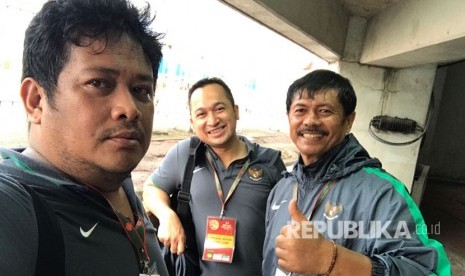 Manajer timnas U-19 Roni Fauzan (kiri) bersama pelatih Indra Sjafri (kanan) seusai kemenangan 8-0 atas Brunei Darussalam pada Piala AFF U-18, Rabu (13/9).