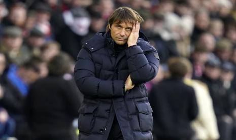 Manajer Tottenham Hotspur Antonio Conte bereaksi selama pertandingan sepak bola Liga Premier Inggris antara Southampton dan Tottenham Hotspur, di Stadion St. Mary, Southampton, Inggris, Selasa, 28 Desember 2021.