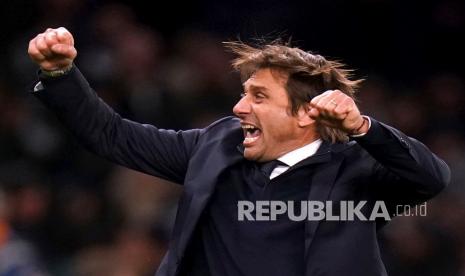  Manajer Tottenham Hotspur Antonio Conte melakukan selebrasi pada akhir pertandingan Liga Inggris di Stadion Tottenham Hotspur, London,Ahad (21/11) malam WIB. 