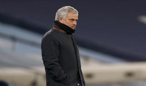 Manajer Tottenham Jose Mourinho berdiri di tepi lapangan selama pertandingan sepak bola Liga Premier Inggris antara Manchester City dan Tottenham Hotspur di Stadion Etihad, Manchester, Inggris, Sabtu, 13 Februari 2021.