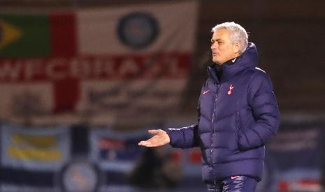 Manajer Tottenham Jose Mourinho bereaksi selama pertandingan sepak bola putaran ke-4 Piala FA Inggris antara Wycombe Wanderers dan Tottenham Hotspur di stadion Adams Park di High Wycombe, Inggris, Senin, 25 Januari 2021.