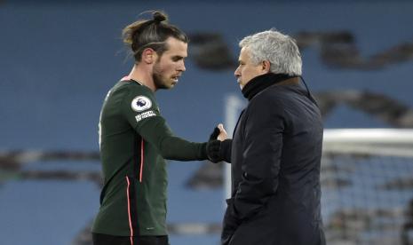 Manajer Tottenham Jose Mourinho berjabat tangan dengan Tottenham Gareth Bale di akhir pertandingan sepak bola Liga Utama Inggris antara Manchester City dan Tottenham Hotspur di Stadion Etihad, Manchester, Inggris, Sabtu, 13 Februari 2021. Manchester City menang 3-0. 