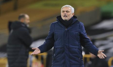 Manajer Tottenham Jose Mourinho memberi isyarat kepada para pemainnya dari garis samping selama pertandingan sepak bola Liga Premier Inggris antara Wolverhampton Wanderers dan Tottenham Hotspur di Stadion Molineux, di Woverhampton, Inggris, Minggu, 27 Desember 2020.