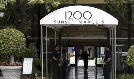 Manajer tur U2 Denis Sheehan ditemukan meninggal di kamar hotelnya Sunset Maquis di West Hollywood, California.