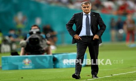 Manajer Turki Senol Gunes menyaksikan timnya saat pertandingan grup A kejuaraan sepak bola Euro 2020 antara Swiss dan Turki di Stadion Olimpiade Baku di Baku, Azerbaijan, Ahad (20/6).