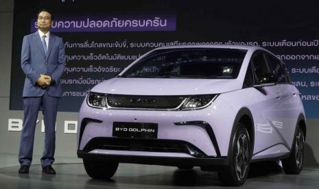 Manajer umum BYD Asia-Pasifik Liu Xueliang meluncurkan mobil listrik versi Thailand hatchback Dolphin dengan harga murah.