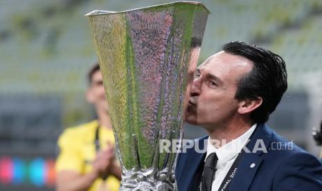 Manajer Villareal Unai Emery mencium trofi saat dia merayakannya bersama para pemainnya setelah memenangkan pertandingan final Liga Europa antara Manchester United dan Villarreal di Gdansk, Polandia, Kamis (27/5) dini hari WIB.