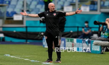 Manajer Wales Robert Page membuka tangannya pada pertandingan grup A kejuaraan sepak bola Euro 2020 antara Italia dan Wales, di stadion Olimpiade Roma, Ahad (20/6).