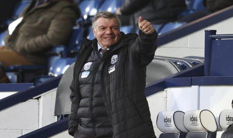 Manajer West Bromwich Albion Sam Allardyce memberikan acungan jempol saat pertandingan sepak bola Liga Primer Inggris antara West Bromwich Albion melawan Southampton di The Hawthorns di West Bromwich, Inggris, Senin 12 April 2021.