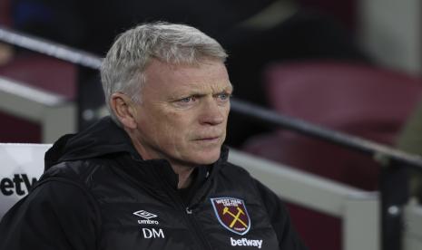 Manajer West Ham David Moyes melihat sebelum pertandingan sepak bola Liga Premier Inggris antara West Ham United dan Brighton and Hove Albion di London, Inggris, Rabu, 1 Desember 2021.