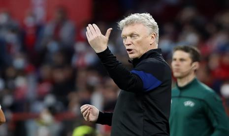 Pelatih West Ham United, David Moyes, memberikan instruksi kepada para pemainnya selama pertandingan sepak bola leg pertama babak 16 besar Liga Europa antara Sevilla dan West Ham di Stadion Ramon Sanchez-Pizjuan, di Sevilla, Spanyol, Kamis, 10 Maret 2022 waktu setempat.