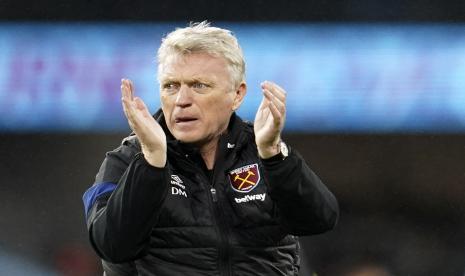 Pelatih West Ham United David Moyes memberikan tepuk tangan kepada para penggemar setelah timnya menekuk Watford 4-1 dalam laga lanjutan Liga Primer Inggris, Selasa (28/12).