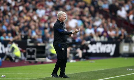 Pelatih West Ham David Moyes menginstruksikan para pemainnya selama pertandingan sepak bola Liga Primer Inggris antara West Ham United dan Manchester United di Stadion London di London, Inggris, Ahad, 19 September 2021.